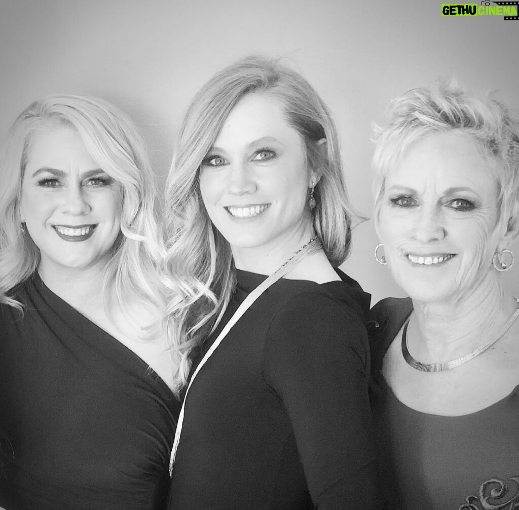 Amy Adams Instagram - Happy Mother’s Day to my beautiful Mom and my stunning Sisters. I can’t wait until we can all be together again so I can appropriately celebrate how awesome you are and how much I love you @campgabsa @watsonswill #GrandmaKitty! 2019 Oscars 📸: @charlessykes