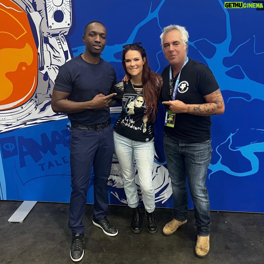 Amy Dumas Instagram - No spoilers, but looks like someone caught a candid moment with @tituswelliverofficial and @jamiehector as we casually discussed a Lita cameo as Honey Chandler’s personal security detail on the next season of Bosch Legacy- If you’ve been sleeping on this series, this is your cue to go check it out! (Thanks @houstoncomicpalooza See ya all in H Town next time!)