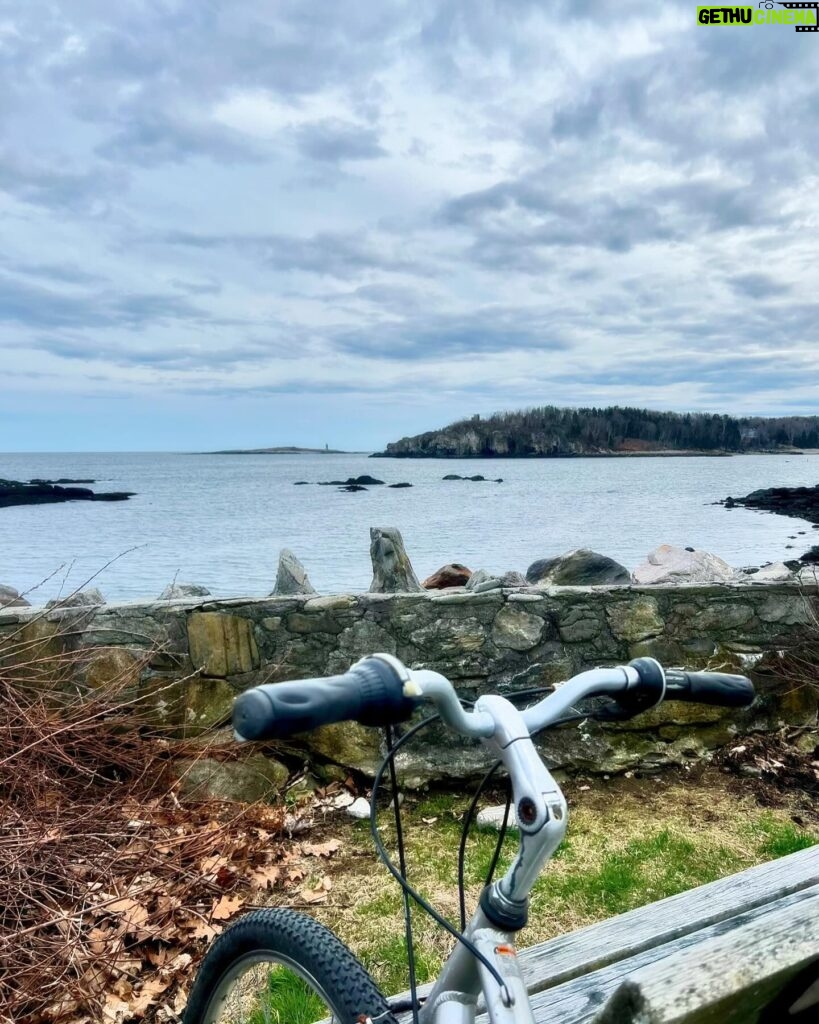 Amy Dumas Instagram - Portland, Maine photo dump….. You so cute! Thanks @mainecomicandtoycon for having me! 1. 📸: @cmphotography.art 2. Look! It’s a little croché Lita 3. Scores from @weekendvintage_ 4. @maps_bar_portland 5. backstage of the ferry 6. arrival on #peaksisland 7. honor system bike rental @ Brad’s bike shop 🤯 8. Riding around Peak’s Island 9. City Hall 10. @evooldport Vegan buttercream rhubarb cake ❤️
