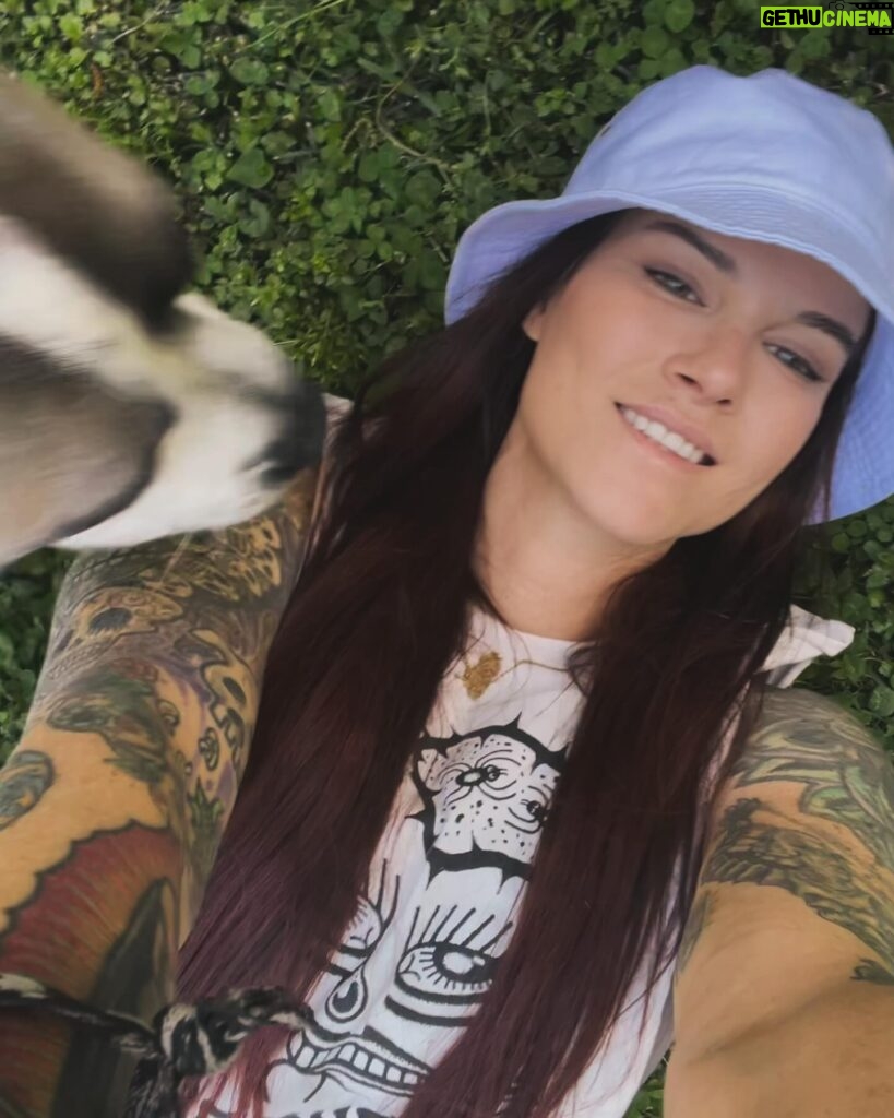 Amy Dumas Instagram - It’s that time of year…from beanie to bucket 📸: @nathersonn