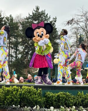 Amy Hart Instagram - 🌟You’re never too young to wish upon a star 🌟 Home from the most magical trip to Disneyland Paris! I’ve had so many questions about all the intricate details so will do a trip report here (so hit the save tab so it’s easy to find when you’re planning!) and then some more posts throughout the week!! If there’s anything you want me to include just ask! We went Friday-Monday arriving at lunchtime, leaving in the afternoon for a 6pm flight.

Travel✈️
We flew with easyJet from Gatwick. It’s the quickest door to door way for us! We got the 8.15am flight and arrived at the Disneyland Hotel for midday. We always take our @stokkebaby yoyo with us and I pay for a large hand luggage bag so I can take it onboard. I know lots of people will say oh I just chance it but if the flight had sold out of overhead luggage allowance I wouldn’t want to be without my pram! 45 minute flight out and 35 home! Easy! Stanley slept both ways which was a bonus. We pre booked a transfer to the hotel which was 30 minutes.

Hotel & Park Tickets 🏨 
Wow. Wow. Wow. We stayed at the newly refurbished Disneyland Hotel and it is literally a palace. The lobby is stunning, the staff can’t do enough for you and the little touches just make it perfect. Every evening they have princesses in the lobby and the location is insane. I got from my room to watching the fireworks on Main Street in less than 3 minutes. Booked this through @attractionticketsdotcom as always. We had a superior room which was beautiful, room tour video coming tomorrow! We booked breakfast and our park tickets in our package and our hotel room key was also our breakfast pass and park ticket! 

Continued in comments 👇🏻