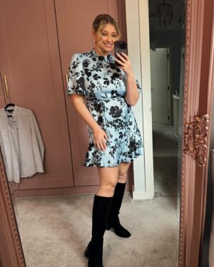 Amy Hart Instagram - Life recently 💕💕

1. Liz truss spotted on a bouncy castle 
2. It’s a tea dress…for afternoon tea 
3. Post red carpet Nando’s
4. B’Witched’s new member
5. Said afternoon tea 
6. @jose_pizarro scallops in mashed potatoes 😋
7. She’s moving up in the world dear
8. Wedding prep