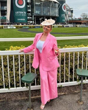 Amy Hart Instagram - Fab day at Aintree with @saskia_marriott 💕💕🐴 We ate in ‘The Art Club’ and the food was just insane, have a reel to put up in the week to show you! As you know I’m feeling more suit than dress at the moment and I loooove this one from @riverisland and got so many compliments all day! I actually had quite a few winners too! We then ended up at ‘the queens’ pub which was sooo much fun!

#aintree #ladiesday #imwearingri #riverisland #suit #ladiestailoring #midsizestyle #midsizefashion #horseracing #racedayoutfits #fascinator #midsizetailoring #midsizesuit