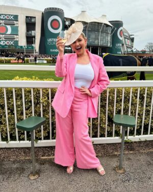 Amy Hart Instagram - Fab day at Aintree with @saskia_marriott 💕💕🐴 We ate in ‘The Art Club’ and the food was just insane, have a reel to put up in the week to show you! As you know I’m feeling more suit than dress at the moment and I loooove this one from @riverisland and got so many compliments all day! I actually had quite a few winners too! We then ended up at ‘the queens’ pub which was sooo much fun!

#aintree #ladiesday #imwearingri #riverisland #suit #ladiestailoring #midsizestyle #midsizefashion #horseracing #racedayoutfits #fascinator #midsizetailoring #midsizesuit