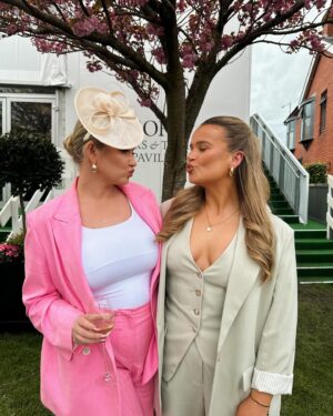 Amy Hart Instagram - Fab day at Aintree with @saskia_marriott 💕💕🐴 We ate in ‘The Art Club’ and the food was just insane, have a reel to put up in the week to show you! As you know I’m feeling more suit than dress at the moment and I loooove this one from @riverisland and got so many compliments all day! I actually had quite a few winners too! We then ended up at ‘the queens’ pub which was sooo much fun!

#aintree #ladiesday #imwearingri #riverisland #suit #ladiestailoring #midsizestyle #midsizefashion #horseracing #racedayoutfits #fascinator #midsizetailoring #midsizesuit