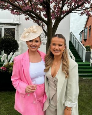 Amy Hart Instagram - Fab day at Aintree with @saskia_marriott 💕💕🐴 We ate in ‘The Art Club’ and the food was just insane, have a reel to put up in the week to show you! As you know I’m feeling more suit than dress at the moment and I loooove this one from @riverisland and got so many compliments all day! I actually had quite a few winners too! We then ended up at ‘the queens’ pub which was sooo much fun!

#aintree #ladiesday #imwearingri #riverisland #suit #ladiestailoring #midsizestyle #midsizefashion #horseracing #racedayoutfits #fascinator #midsizetailoring #midsizesuit