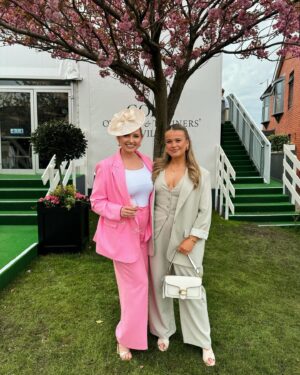Amy Hart Instagram - Fab day at Aintree with @saskia_marriott 💕💕🐴 We ate in ‘The Art Club’ and the food was just insane, have a reel to put up in the week to show you! As you know I’m feeling more suit than dress at the moment and I loooove this one from @riverisland and got so many compliments all day! I actually had quite a few winners too! We then ended up at ‘the queens’ pub which was sooo much fun!

#aintree #ladiesday #imwearingri #riverisland #suit #ladiestailoring #midsizestyle #midsizefashion #horseracing #racedayoutfits #fascinator #midsizetailoring #midsizesuit