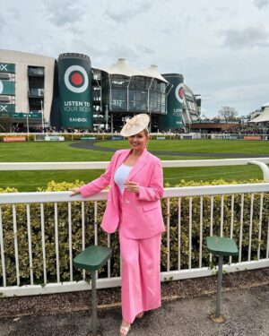 Amy Hart Instagram - Fab day at Aintree with @saskia_marriott 💕💕🐴 We ate in ‘The Art Club’ and the food was just insane, have a reel to put up in the week to show you! As you know I’m feeling more suit than dress at the moment and I loooove this one from @riverisland and got so many compliments all day! I actually had quite a few winners too! We then ended up at ‘the queens’ pub which was sooo much fun!

#aintree #ladiesday #imwearingri #riverisland #suit #ladiestailoring #midsizestyle #midsizefashion #horseracing #racedayoutfits #fascinator #midsizetailoring #midsizesuit
