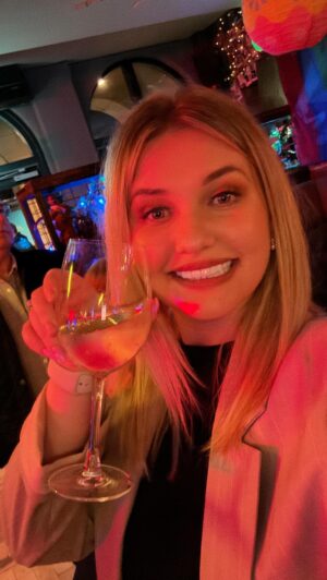 Amy Hart Instagram - How to deal with social events whilst on a #journey 🤣 Everyone is different (I once had a trainer who said I should just stay in for 12 weeks and miss my friends 30th 🤪🤪) but I set out my ‘off days’ at the beginning (this day, Aintree tomorrow, an event next Tuesday and the BAFTAS) and I honestly feel zero guilt about it! Also I’m an all or nothing gal so I could have drunk spritzers or gone for a salad rather than a roast but if I’m enjoying, I’m enjoying! I still did my workout and hit my water goal! How do you deal with it? 

#weightloss #weightlossjourney #75hard #75hardchallenge #75soft #75softchallenge #shreddingforthewedding #bridesof2024 #kingscross #girlsdayout #brunch