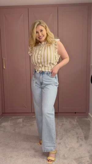Amy Hart Instagram - Midsize gal in her Jean era! (As in denim not sausage surprise x) This was supposed to be a keep or return reel but I ended up keeping them all 🤣 hence the labels still on! What are your fave style at the moment? I’m loving the flares! Will link everything in my story and add to S/S outfits highlight! 

#midsizestyle #midsizestyle #riverisland #imwearingri #zara #asos #midsize #midsizeblogger #midsizejeansoutfit #jeans #jeansstyle #momjeans #flaredjeans #doubledenim