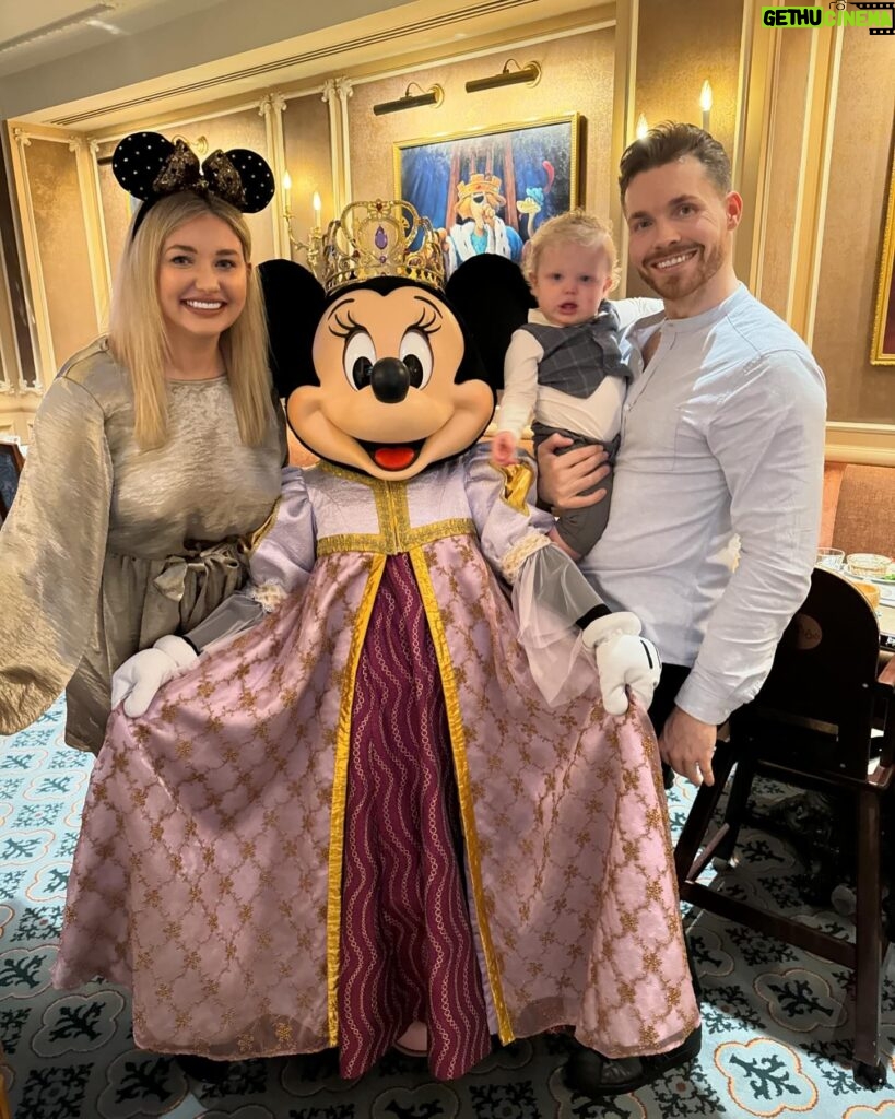 Amy Hart Instagram - Character Meet and Greets (that we found!)🤩 There are lots of other ones (breakfast, lunch and dinner at Plaza Gardens, meet Mickey Mouse, Princess Pavilion and Hotel M&G’s) these are just the ones we saw whilst milling around! I tried to ask about times and some of the staff said the timings come up on the app! If you know any more put them in the comments to help others! 1) Royal Banquet at the Disneyland Hotel. Lunch is Minnie, Mickey, Donald and Daisy and then at dinner it’s M&M, Goofy and Pluto! 2) Winnie The Pooh, just down the side of the emporium on Main St!! 3) Hollywood Goofy, entrance to Studios park. 4&5) Captain Hook, Peter Pan and Wendy, Adventureland. 12.15-1, 1.15-1.45 6) Genie 10-4, just by the agrabah cafe 7) Phantom Mickey, by phantom manor 8)Wild West Goofy, by cowboy cookout, 10-4 9) Chip & Dale, by Colonel Hathi’s, 11.45-2 10) Pluto & Donald, by Indiana Jones, 11.45-1.45