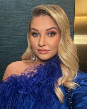 Amy Hart Instagram - One week to go til the BAFTA’s, this is the last set of blue dress pics I promise 🤣🤣. Just wanted to leave number 2 in there to remind you skin texture is normal! Had my dress fitting today for the ceremony next week, what do you think I’ve gone for?!

#baftas #glam #redcarpetfashion #baftatvawards #nightout #peacockfeathers