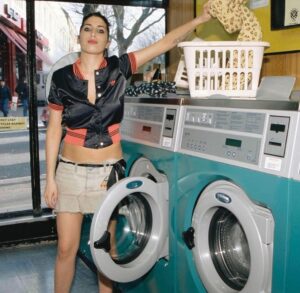 Amy Winehouse Instagram - The Frank era serves as the beginning of Amy’s journey into her distinctive and iconic styles, showing her love of vintage and contemporary fashion. 💕

📸 Diane Patrice 

#frank20