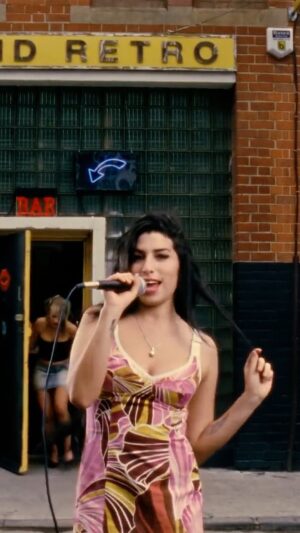 Amy Winehouse Instagram - ‘F*** Me Pumps’ stands out as an iconic anthem from Frank, with humorous lyrics about ‘gold-digging’ party girls. 

The humour is reflected in the colourful and wacky official video - you can definitely tell Amy’s having fun! 👠

#Frank20