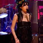Amy Winehouse Instagram - Amy performing ‘I Heard It Through The Grapevine’ with Paul Weller live on Jools’ Annual Hootenanny in 2006. Watch the full performance now on Youtube, link in bio 💕