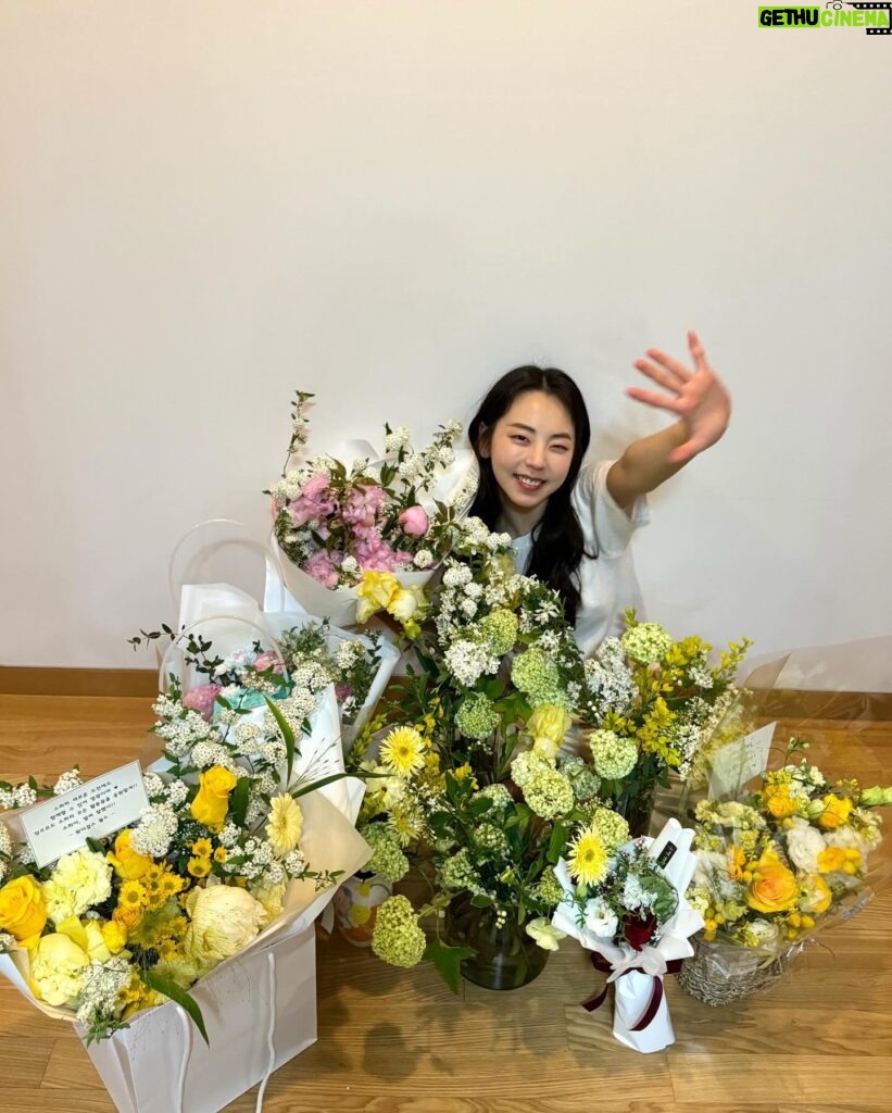 An So-hee Instagram - ‘클로저‘의 ’앨리스‘❣️첫 연극 무대를 응원하고 바라봐주며 축하해주신 모든 분들 감사해요💛새로이 내딛은 첫 발의 감동을 잊지 않고, 앞으로의 한회 한회 공연 소중히 만들어갈게요. 많이 지켜봐줘요-* #CLOSER #ALICE #클로저 #앨리스