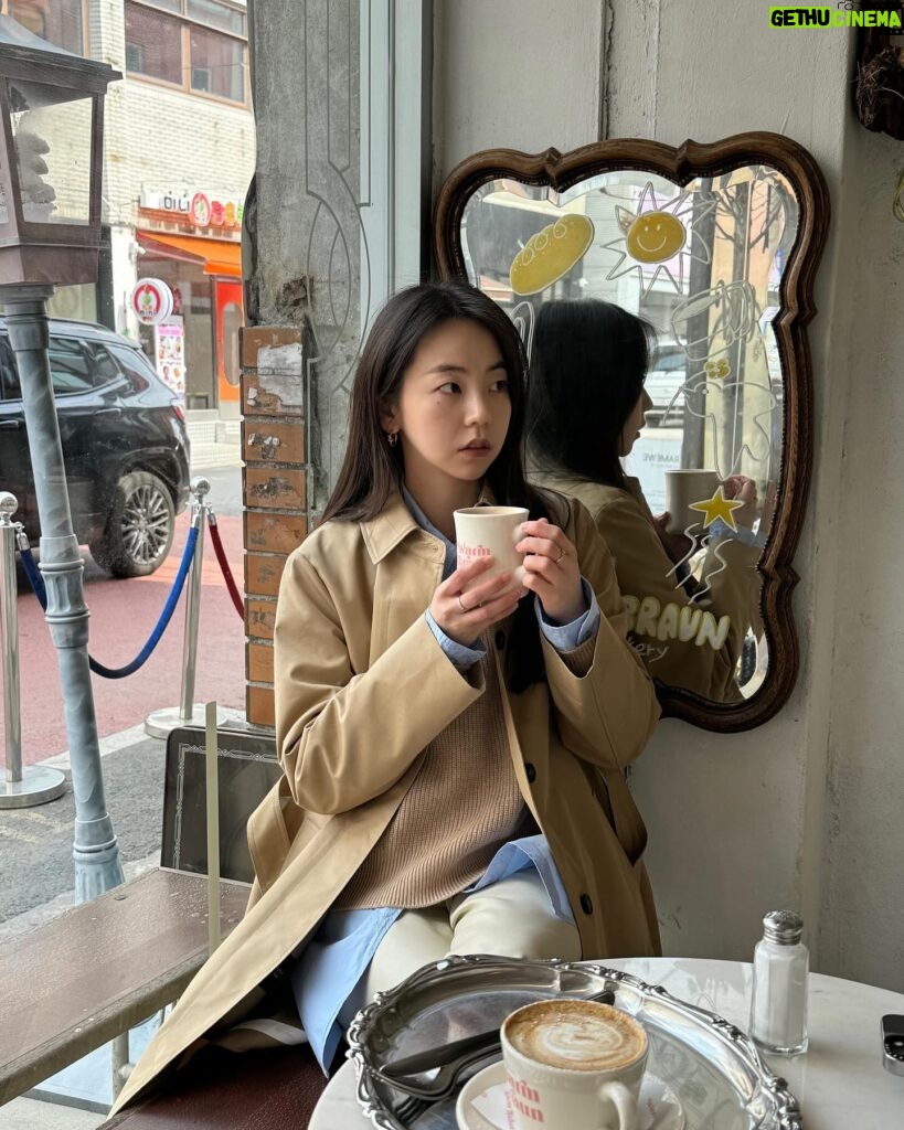 An So-hee Instagram - 🤎☕️🧥😺🩵