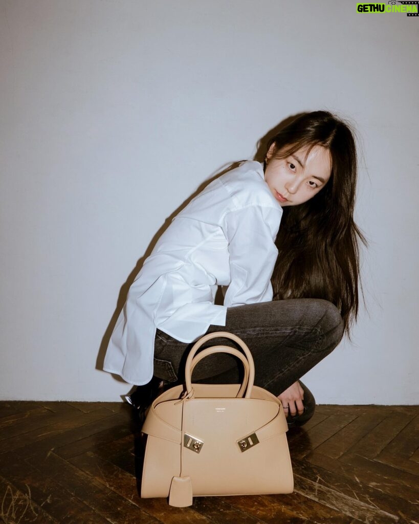 An So-hee Instagram - 🤎 @Ferragamo #FerragamoHugBag #페라가모