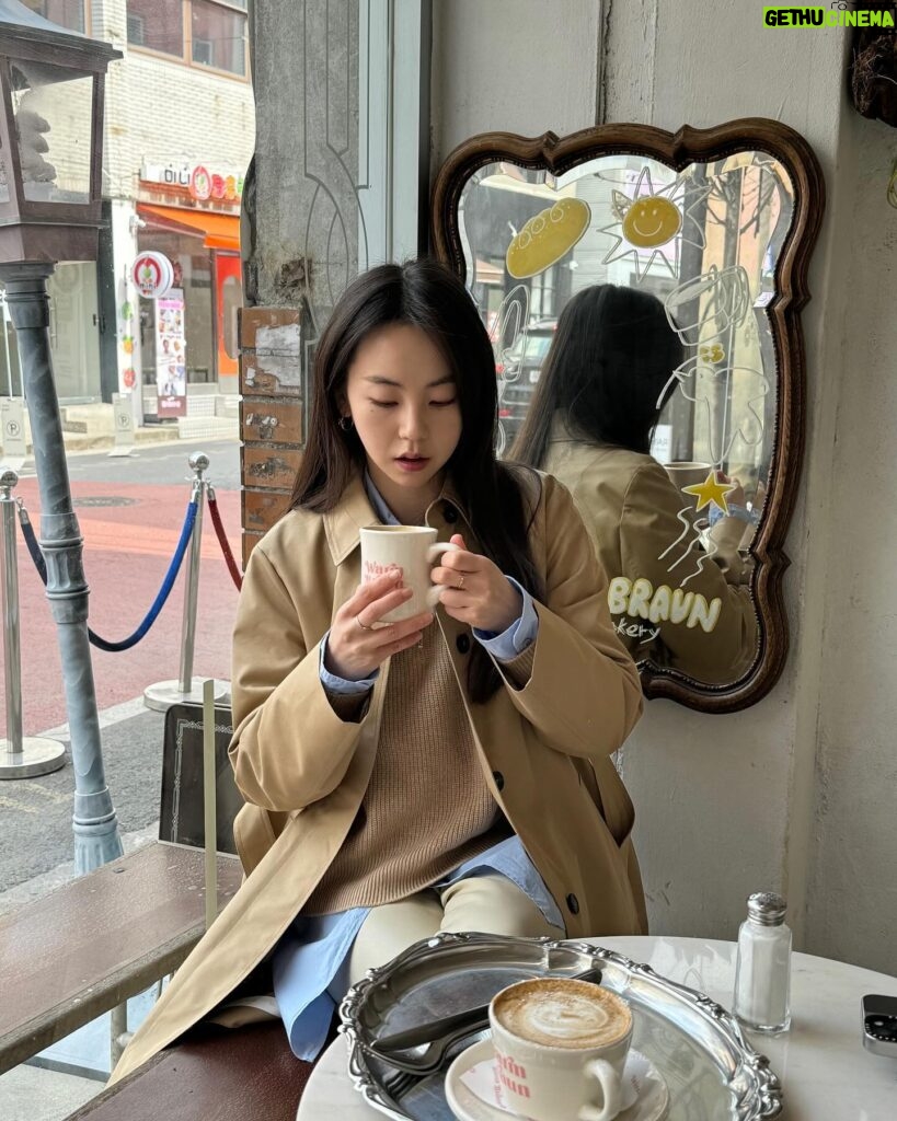 An So-hee Instagram - 🤎☕️🧥😺🩵