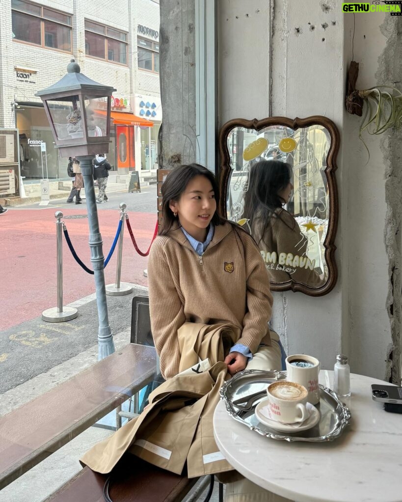 An So-hee Instagram - 🤎☕️🧥😺🩵