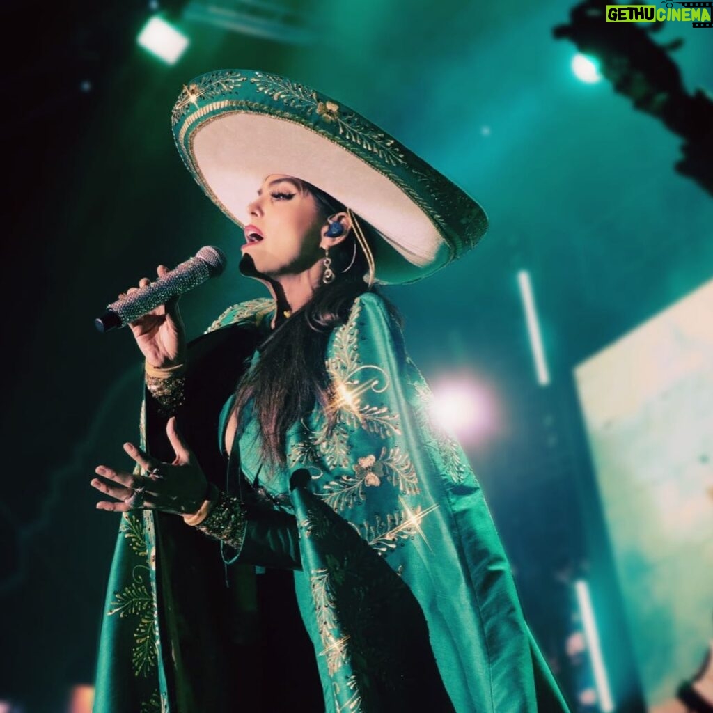 Ana Bárbara Instagram - Como amo interpretar #música de #mariachi 🎺🎻 Es uno de los géneros mas hermosos y me encanta ver en cada show como la disfrutan 💋 Cuáles son sus favoritas #pedazosdemialma ? 👇🏼 📸 en Puebla 🔥
