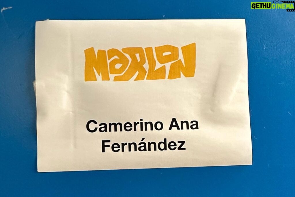 Ana Fernández Instagram - Otra experiencia más en la vida, otro reto superado, bien es cierto, que no quería miraros por si me desmayaba , pero disteis tanto calor y cantabais tan fuerte que pensé “ que narices, a por ello, aquí tod@s somos “ Marzo en Febrero” Posdata: que sepáis que todos y todas cantáis la voz principal, la de @adri_marlon, eso significa que mi voz está en contra de las 7.000 personas Adri 😱, por lo que el técnico @danitechrts ha tirado la toalla porque por mucho que suba mi volumen y yo me pegue más al micro, es una batalla perdida 😂😂😂. Recomiendo para los nervios la valeriana, producto natural, sin químicos, que hizo que fuera capaz de subir las escaleras. 📸📹 de súper @christianhors Os quiero Marlonines.