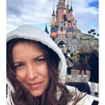 Ana Fernández Instagram – Ay Disney…. Campanilla, Peter, Ariel, Sebastian,Simba, Timón , Mickey, Jack Sparrow, Ratatouille, Bella…. 

Qué escapada más Mágica, todavía sigo en la corriente australiana con Nemo, despegando con Iron Man, cayendo al vacío en el Hollywood tower, dando vueltas 360 grados con Indiana, en el espacio con Star Wars, y por supuesto en mi preferida y de toda la tropa “ big thunder mountain” 🎢🎢

GRACIAS Y MÁS GRACIAS @disneylandparis @disneyspain @disneydestinos @iberia por TODO. 🤍 #disneylandparis 

Lo hemos pasado como enanos y enanas !!! 

Y cómo siempre adoración por Maléfica 💜 mi villana favorita