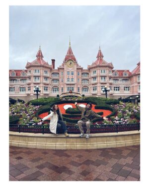 Ana Fernández Instagram - Ay Disney…. Campanilla, Peter, Ariel, Sebastian,Simba, Timón , Mickey, Jack Sparrow, Ratatouille, Bella…. 

Qué escapada más Mágica, todavía sigo en la corriente australiana con Nemo, despegando con Iron Man, cayendo al vacío en el Hollywood tower, dando vueltas 360 grados con Indiana, en el espacio con Star Wars, y por supuesto en mi preferida y de toda la tropa “ big thunder mountain” 🎢🎢

GRACIAS Y MÁS GRACIAS @disneylandparis @disneyspain @disneydestinos @iberia por TODO. 🤍 #disneylandparis 

Lo hemos pasado como enanos y enanas !!! 

Y cómo siempre adoración por Maléfica 💜 mi villana favorita