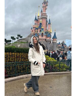 Ana Fernández Instagram - Ay Disney…. Campanilla, Peter, Ariel, Sebastian,Simba, Timón , Mickey, Jack Sparrow, Ratatouille, Bella…. 

Qué escapada más Mágica, todavía sigo en la corriente australiana con Nemo, despegando con Iron Man, cayendo al vacío en el Hollywood tower, dando vueltas 360 grados con Indiana, en el espacio con Star Wars, y por supuesto en mi preferida y de toda la tropa “ big thunder mountain” 🎢🎢

GRACIAS Y MÁS GRACIAS @disneylandparis @disneyspain @disneydestinos @iberia por TODO. 🤍 #disneylandparis 

Lo hemos pasado como enanos y enanas !!! 

Y cómo siempre adoración por Maléfica 💜 mi villana favorita