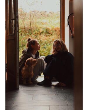 Ana Fernández Instagram - Gracias como siempre Asturias por tu fresquito, lluvia, primeros Níscalos, casita rural, chimenea… Un par de días de bosque , silencio ( aunque sea complicado por cómo está el mundo ahora mismo y la ansiedad que genera) , cocinar los tesoros 🍄, jugar haciendo trampas absolutas y en momentos simplemente ESTAR  y mirar a las vacas pastar. 

@adri_marlon @celiagal7 @joreman_marlon oye, que a gustito ☺️.