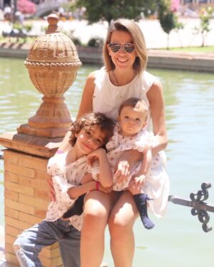 Ana Garcia Martins Instagram - Não sinto que seja a melhor mãe do mundo. Mentira, claro que sou. Incrível. Feliz Dia da Mãe para todas as mães tão incríveis como eu 😂
