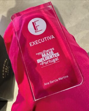 Ana Garcia Martins Instagram - E, pela oitava vez, recebi o prémio da @executiva.pt para “As Mulheres Mais Influentes de Portugal”. Porquê? Sabe Deus 🤷🏼‍♀️ Mas no ano em que se celebra o 20º aniversário d’A Pipoca Mais Doce, dá-me uma pontadinha de orgulho aqui entre o pâncreas e o fígado, confesso. Obrigada, @executiva.pt, e parabéns a todas as premiadas ❤️

Nota: disse, na cerimónia de entrega, que quando recebesse o décimo prémio corria nua no Marquês. Mas mudei de ideias. Deixo isso para quando for atingida, finalmente, a igualdade entre homens e mulheres. Diz que já só faltam 131 anos.