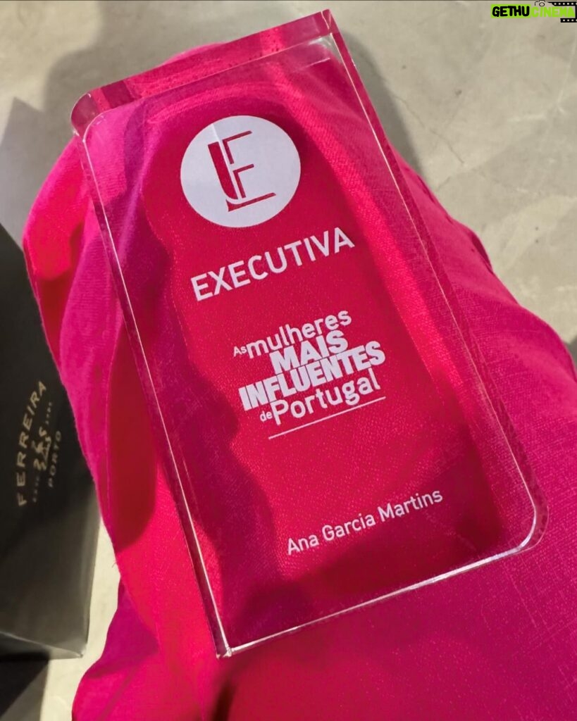 Ana Garcia Martins Instagram - E, pela oitava vez, recebi o prémio da @executiva.pt para “As Mulheres Mais Influentes de Portugal”. Porquê? Sabe Deus 🤷🏼‍♀️ Mas no ano em que se celebra o 20º aniversário d’A Pipoca Mais Doce, dá-me uma pontadinha de orgulho aqui entre o pâncreas e o fígado, confesso. Obrigada, @executiva.pt, e parabéns a todas as premiadas ❤️ Nota: disse, na cerimónia de entrega, que quando recebesse o décimo prémio corria nua no Marquês. Mas mudei de ideias. Deixo isso para quando for atingida, finalmente, a igualdade entre homens e mulheres. Diz que já só faltam 131 anos.