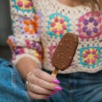 Ana Garcia Martins Instagram - Eu não sei quanto a vocês, mas eu, pessoalmente, detesto partilhar cenas com os miúdos. Calmaaaaa, não é tudo, só assim umas coisinhas. Tipo chocolates. Gomas. Batatas fritas. Bolachas. E geladoooooos! Isto faz de mim má pessoa? Provavelmente, mas pelo menos sou uma má pessoa mais feliz por saber que tenho algumas coisas em casa a que as criancinhas não têm acesso. Mua-ah-ah-ah-ah! Bom, sobre gelados: eu não sou daquelas almas que enfardam gelados o ano inteiro. Para mim, só vão bem com calor, mas assim que abre a época, o congelador está sempre abastecido e a seguir ao almoço marcha sempre um. Que isto a vida são dois dias, migas! Um dos mais recentes vícios é o Majestic de caramelo e baunilha, do Pingo Doce, que parece que foi criado no céu, saidinho das mãos de deus nosso senhor dos gelados. Por fora, todo ele é estaladiço. Por dentro, todo ele é… óptimo. Pronto, não sei definir de outra maneira, é óptimo! E estou de olho em mais uns dez sabores, que o Pingo Doce está com uma oferta que nunca mais acaba! @pingodoce #PingoDoce #pub