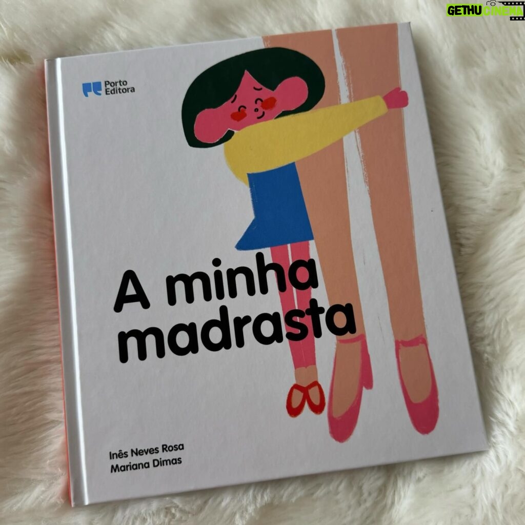 Ana Garcia Martins Instagram - Se há tema que eu tenho a certezinha absoluta de que ainda é um tabu, é este das madrastas/padrastos. As madrastas dividem-se em dois grupos: no primeiro estão as madrastas vocais. As que falam, sem problemas, sobre o assunto, porque tudo são rosas. As crianças são encantadoras, educadíssimas, um amor, toda a gente se dá lindamente, as relações saíram ainda mais favorecidas, não há drama nem ambiente de cortar à faca. E depois há as outras, que são MUITAS, mas que vivem caladas. Porque lá em casa as coisas não são assim tão incríveis, mas o mundo grita-lhes que a culpa é delas. São elas que não se esforçam, que não são empáticas, compreensivas e mimimi. A culpa nunca é do pai, da mãe, do tipo de educação (ou falta dela), da criança então nem falar, Deus nos livre (“como assim??? É só uma criança! Todas as crianças são um poço de ternura e boa educação!”). Este segundo grupo de madrastas fala/desabafa pela calada, umas com as outras. Baixinho, a medo, num submundo muito, muito, muito sub. Porque se sobem o tom, o mundo senta-se em cima delas para as fazer calar. Porque, claramente, ainda (quase) ninguém está preparado para esta conversa. Por isso, fiquem com mais um livro fofinho sobre a “madrastidade” feliz que, para já, é a única socialmente aceite. Mas isto é como a maternidade. Durante muito tempo, só nos vendiam versões felizes. Depois, aos poucos, começaram a chegar as versões reais. Com isto vai ser o mesmo. Daqui a uns anos falamos.