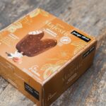 Ana Garcia Martins Instagram - Eu não sei quanto a vocês, mas eu, pessoalmente, detesto partilhar cenas com os miúdos. Calmaaaaa, não é tudo, só assim umas coisinhas. Tipo chocolates. Gomas. Batatas fritas. Bolachas. E geladoooooos! Isto faz de mim má pessoa? Provavelmente, mas pelo menos sou uma má pessoa mais feliz por saber que tenho algumas coisas em casa a que as criancinhas não têm acesso. Mua-ah-ah-ah-ah! Bom, sobre gelados: eu não sou daquelas almas que enfardam gelados o ano inteiro. Para mim, só vão bem com calor, mas assim que abre a época, o congelador está sempre abastecido e a seguir ao almoço marcha sempre um. Que isto a vida são dois dias, migas! Um dos mais recentes vícios é o Majestic de caramelo e baunilha, do Pingo Doce, que parece que foi criado no céu, saidinho das mãos de deus nosso senhor dos gelados. Por fora, todo ele é estaladiço. Por dentro, todo ele é… óptimo. Pronto, não sei definir de outra maneira, é óptimo! E estou de olho em mais uns dez sabores, que o Pingo Doce está com uma oferta que nunca mais acaba! @pingodoce #PingoDoce #pub
