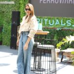 Ana Garcia Martins Instagram - Isto era eu ontem, toda contente, a chegar a um evento. Não estava lá nem há dez minutos, quando recebo uma chamada da escola do Mateus: “ele não está lá muito bem, vomitou o almoço”. Podia ter feito um ar altamente surpreendido, mas nem me esforcei. De manhã, o miúdo já não estava assim muito épico, mas siga, Benuron no bucho e três rezas a Nossa Senhora das Doenças Pediátricas, que era dia de prova de aferição e não podia mesmo faltar. Mas pronto, chamada recebida e vá de largar tudo e de ir a correr para a escola buscá-lo, para depois apanhar a irmã e passar o resto do dia a tentar manter a distância sanitária entre os dois, que um doente a pessoa aguenta, dois já começamos a entrar no campo da loucura. As últimas semanas têm sido particularmente preenchidas e, não querendo queixar-me, porque muito trabalho é melhor do que pouco, queixo-me. Porque estou cada vez mais convencida de que têm andado a mentir-nos: não, minhas boas amigas, não é possível ser uma mãe exímia e uma profissional do caraças. Consigo ser bastante boa em ambas, alternadamente, ou então mediana nas duas ao mesmo tempo. Ser incrível na duas, em simultâneo, é que não. E, tendo de escolher, eles são a prioridade. Tempos houve em que não foi assim, e nem por isso me sentia melhor. Aquela cena da manta demasiado curta e a sensação de que estamos sempre a falhar em algum lado. Nos dias que correm, ponho muito pouca coisa à frente deles. E não me esfalfo para estar em mil sítios ao mesmo tempo. Mesmo atrasada, tem de haver sempre três minutos para dar beijinhos à Benny no banco à entrada da escola. Tenho de arranjar maneira de apanhá-los às cinco. Recuso quase tudo o que seja à noite, para não ter de deixá-los entregues a outras pessoas. A falhar com alguém, prefiro que não seja com eles. Mas ando a mil, a tentar encaixar tudo na agenda, sinto que os dias passam a voar e que não chegam para nada, ando cansada, mas depois durmo mal porque a cabeça não sossega, sempre a pensar no que há para fazer. Ai, filhos, pronto, era só isto. Tinha de descarregar em alguém e tocou-vos a vocês.