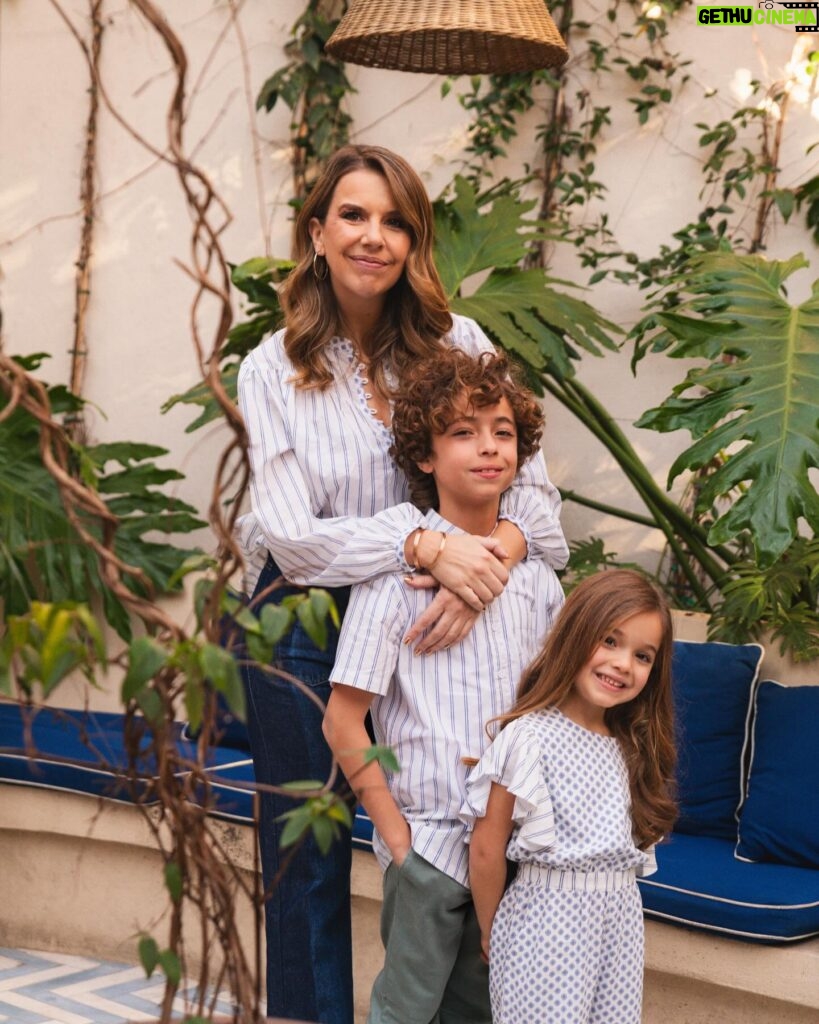 Ana Garcia Martins Instagram - Então e o que é que está MESMOOOO quase aí? O Dia da Mãe. E por mais que nós, mães, digamos que não é preciso oferecerem-nos nada, que um beijinho e um abraço está mais do que bom, ou, melhor ainda, que somos muito felizes com uma caneca de barro feita pelas mãozinhas talentosas dos nossos anjinhos... vamulá... um presentinho assim mais especial calha sempre bem. E, sim, eu sei, sou suspeita, mas diria que a colecção que fiz em parceria com a MO é uma sugestão assim mesmo, mesmo boa para o Dia da Mãe! Porque as peças são super giras, porque dá para a mãe e para os filhos e porque - também importa - os preços são bastante acessíveis (a peça mais barata custa 12,99€ e a mais cara 22,99€). A dica está dada, agora corram para a loja MO mais próxima ou, se não estiverem para se cansar muito, passem só no site! @mo_fashionstore #ad