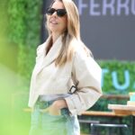 Ana Garcia Martins Instagram - Isto era eu ontem, toda contente, a chegar a um evento. Não estava lá nem há dez minutos, quando recebo uma chamada da escola do Mateus: “ele não está lá muito bem, vomitou o almoço”. Podia ter feito um ar altamente surpreendido, mas nem me esforcei. De manhã, o miúdo já não estava assim muito épico, mas siga, Benuron no bucho e três rezas a Nossa Senhora das Doenças Pediátricas, que era dia de prova de aferição e não podia mesmo faltar. Mas pronto, chamada recebida e vá de largar tudo e de ir a correr para a escola buscá-lo, para depois apanhar a irmã e passar o resto do dia a tentar manter a distância sanitária entre os dois, que um doente a pessoa aguenta, dois já começamos a entrar no campo da loucura. As últimas semanas têm sido particularmente preenchidas e, não querendo queixar-me, porque muito trabalho é melhor do que pouco, queixo-me. Porque estou cada vez mais convencida de que têm andado a mentir-nos: não, minhas boas amigas, não é possível ser uma mãe exímia e uma profissional do caraças. Consigo ser bastante boa em ambas, alternadamente, ou então mediana nas duas ao mesmo tempo. Ser incrível na duas, em simultâneo, é que não. E, tendo de escolher, eles são a prioridade. Tempos houve em que não foi assim, e nem por isso me sentia melhor. Aquela cena da manta demasiado curta e a sensação de que estamos sempre a falhar em algum lado. Nos dias que correm, ponho muito pouca coisa à frente deles. E não me esfalfo para estar em mil sítios ao mesmo tempo. Mesmo atrasada, tem de haver sempre três minutos para dar beijinhos à Benny no banco à entrada da escola. Tenho de arranjar maneira de apanhá-los às cinco. Recuso quase tudo o que seja à noite, para não ter de deixá-los entregues a outras pessoas. A falhar com alguém, prefiro que não seja com eles. Mas ando a mil, a tentar encaixar tudo na agenda, sinto que os dias passam a voar e que não chegam para nada, ando cansada, mas depois durmo mal porque a cabeça não sossega, sempre a pensar no que há para fazer. Ai, filhos, pronto, era só isto. Tinha de descarregar em alguém e tocou-vos a vocês.