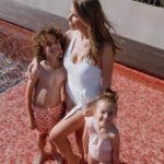 Ana Garcia Martins Instagram - Eu sei que isto o tempo está assim meio coiso, que parece que vai, mas não vai, mas isto VAI! O sol vai chegar (e durar), e portanto vamos fazer aquilo que, como bons portugueses, apreciamos fazer: aproveitar qualquer minutinho livre para correr até à praia/piscina mais próxima. E, já que vamos, vamos em bom. Eu não sei se têm passado numa loja MO nos últimos tempos (ou, para os mais preguiçozinhos, no site), mas a colecção de Verão já chegou e vem carregadinha de coisas assim mêmo, mêmo giras: fatos-de-banho, biquínis, calções, sacos de praia, chapéus, com padrões para cima de fofinhos e muita coisa em matchy-matchy mãe/pai/filhos. Conselho de amiga: corraaaaaaam, que vai esgotar tudo em menos de nada! @mo_fashionstore #pub