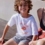 Ana Garcia Martins Instagram - Eu sei que isto o tempo está assim meio coiso, que parece que vai, mas não vai, mas isto VAI! O sol vai chegar (e durar), e portanto vamos fazer aquilo que, como bons portugueses, apreciamos fazer: aproveitar qualquer minutinho livre para correr até à praia/piscina mais próxima. E, já que vamos, vamos em bom. Eu não sei se têm passado numa loja MO nos últimos tempos (ou, para os mais preguiçozinhos, no site), mas a colecção de Verão já chegou e vem carregadinha de coisas assim mêmo, mêmo giras: fatos-de-banho, biquínis, calções, sacos de praia, chapéus, com padrões para cima de fofinhos e muita coisa em matchy-matchy mãe/pai/filhos. Conselho de amiga: corraaaaaaam, que vai esgotar tudo em menos de nada! @mo_fashionstore #pub