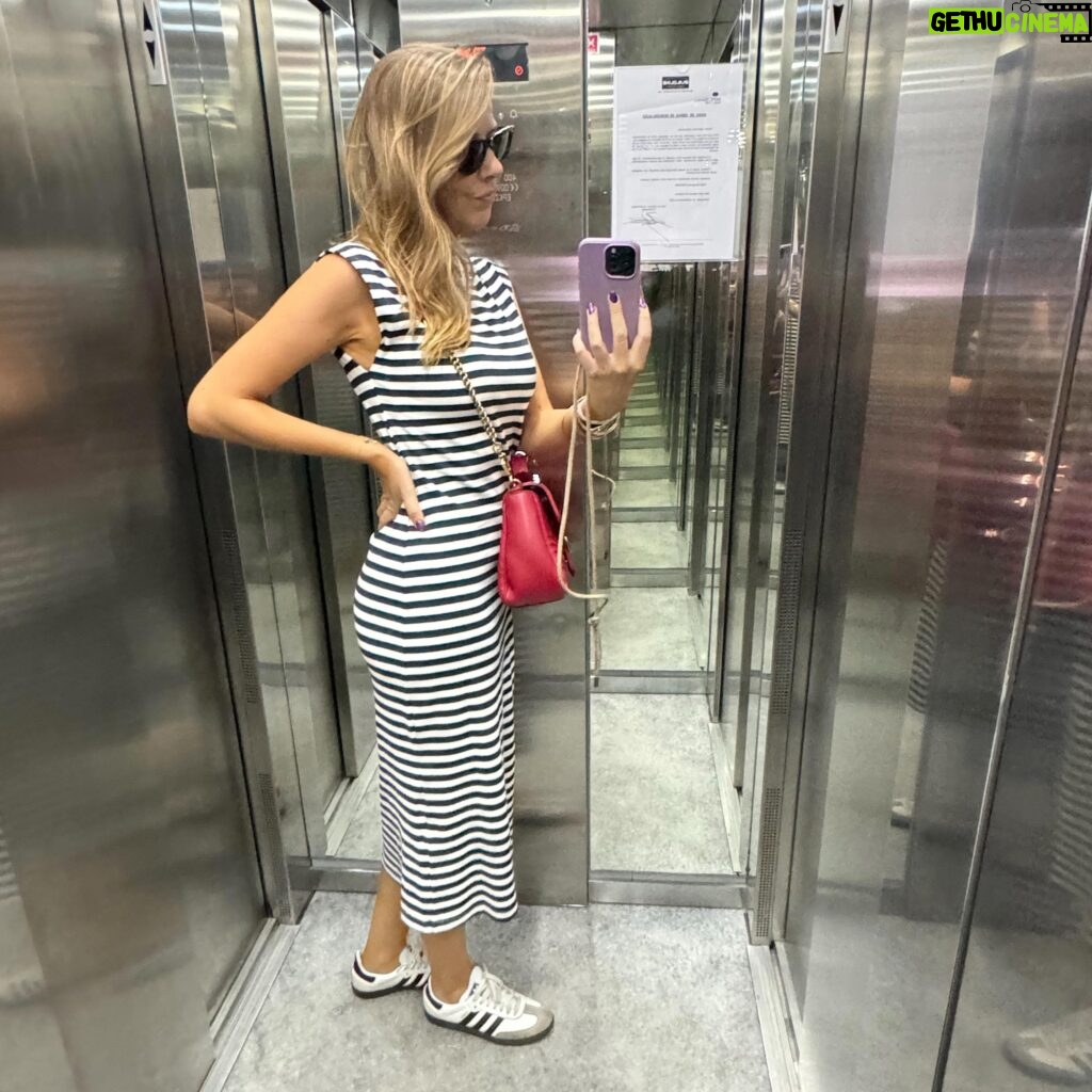 Ana Garcia Martins Instagram - Bom espelho de elevador.