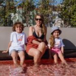 Ana Garcia Martins Instagram - Eu sei que isto o tempo está assim meio coiso, que parece que vai, mas não vai, mas isto VAI! O sol vai chegar (e durar), e portanto vamos fazer aquilo que, como bons portugueses, apreciamos fazer: aproveitar qualquer minutinho livre para correr até à praia/piscina mais próxima. E, já que vamos, vamos em bom. Eu não sei se têm passado numa loja MO nos últimos tempos (ou, para os mais preguiçozinhos, no site), mas a colecção de Verão já chegou e vem carregadinha de coisas assim mêmo, mêmo giras: fatos-de-banho, biquínis, calções, sacos de praia, chapéus, com padrões para cima de fofinhos e muita coisa em matchy-matchy mãe/pai/filhos. Conselho de amiga: corraaaaaaam, que vai esgotar tudo em menos de nada! @mo_fashionstore #pub