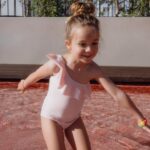 Ana Garcia Martins Instagram - Eu sei que isto o tempo está assim meio coiso, que parece que vai, mas não vai, mas isto VAI! O sol vai chegar (e durar), e portanto vamos fazer aquilo que, como bons portugueses, apreciamos fazer: aproveitar qualquer minutinho livre para correr até à praia/piscina mais próxima. E, já que vamos, vamos em bom. Eu não sei se têm passado numa loja MO nos últimos tempos (ou, para os mais preguiçozinhos, no site), mas a colecção de Verão já chegou e vem carregadinha de coisas assim mêmo, mêmo giras: fatos-de-banho, biquínis, calções, sacos de praia, chapéus, com padrões para cima de fofinhos e muita coisa em matchy-matchy mãe/pai/filhos. Conselho de amiga: corraaaaaaam, que vai esgotar tudo em menos de nada! @mo_fashionstore #pub