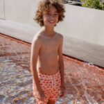 Ana Garcia Martins Instagram - Eu sei que isto o tempo está assim meio coiso, que parece que vai, mas não vai, mas isto VAI! O sol vai chegar (e durar), e portanto vamos fazer aquilo que, como bons portugueses, apreciamos fazer: aproveitar qualquer minutinho livre para correr até à praia/piscina mais próxima. E, já que vamos, vamos em bom. Eu não sei se têm passado numa loja MO nos últimos tempos (ou, para os mais preguiçozinhos, no site), mas a colecção de Verão já chegou e vem carregadinha de coisas assim mêmo, mêmo giras: fatos-de-banho, biquínis, calções, sacos de praia, chapéus, com padrões para cima de fofinhos e muita coisa em matchy-matchy mãe/pai/filhos. Conselho de amiga: corraaaaaaam, que vai esgotar tudo em menos de nada! @mo_fashionstore #pub