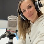 Ana Garcia Martins Instagram - E, 135 episódios depois, o podcast “O que é que sucede?” chega ao fim na Rádio Observador. Foram quase dois anos em que me diverti muito e aprendi ainda mais. Sou muito feliz na rádio, mas sabem quando estamos a fazer malabarismo com demasiadas bolas e percebemos que, em calhando, temos de deixar cair uma ou outra? Pronto, é isto. Obrigada a todos os que foram estando deste lado, e o que é que sucede agora? Sucede que há mais mundo à minha espera ❤️
