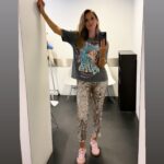 Ana Garcia Martins Instagram – Segurando paredes. Construindo pontes. E cenas.