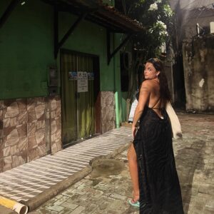 Ana Guiomar Instagram - Sair à noite de chinelo no pé, não há maior sonho.