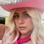 Ana Guiomar Instagram - O melhor look,para ir hoje, ao concerto da #taylorswift seria o da Aida! Aida Maria, sempre na linha da frente. 💖 By @martairia