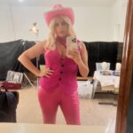 Ana Guiomar Instagram - O melhor look,para ir hoje, ao concerto da #taylorswift seria o da Aida! Aida Maria, sempre na linha da frente. 💖 By @martairia
